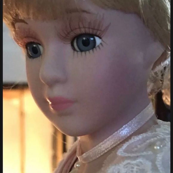 NIB Avon Ceramic Doll Mother holding baby - Picture 7 of 8